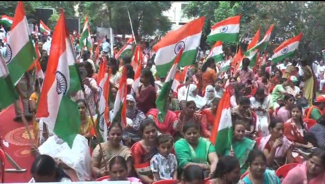 नगर निगम से रेलवे स्टेशन चौक तक करीब ढाई किमी यात्रा में हजारों लोग शामिल हुए।