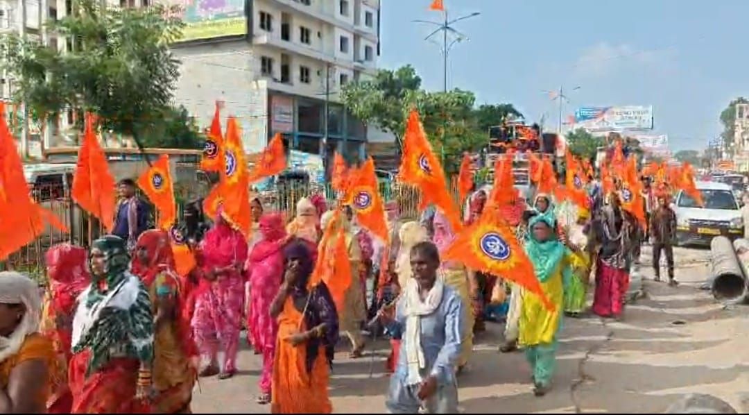 क्रेन से पहनाई गई विशाल फूलों की माला,जगह-जगह हुआ भव्य स्वागत 