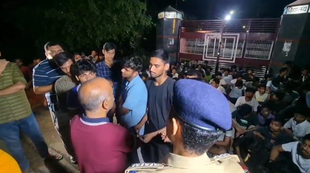 टीसी लेने आए नवोदय विद्यालय के छात्र की सड़क हादसे में मौत, छात्रों ने गेट पर जड़ा ताला