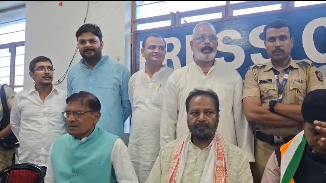 बोले—“योगी जी को निपटाने में मोदी जी लगे हैं”