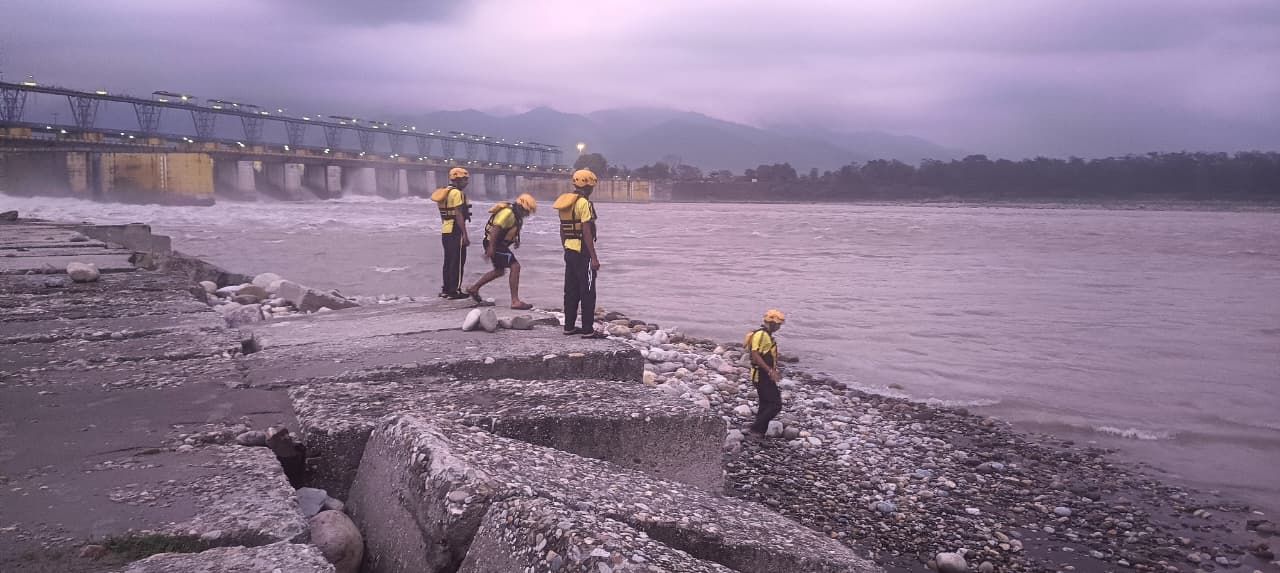 शारदा बैराज और नदी घाटों पर बढ़ाई गई निगरानी, लोगों से नदी तटों से दूर रहने की अपील