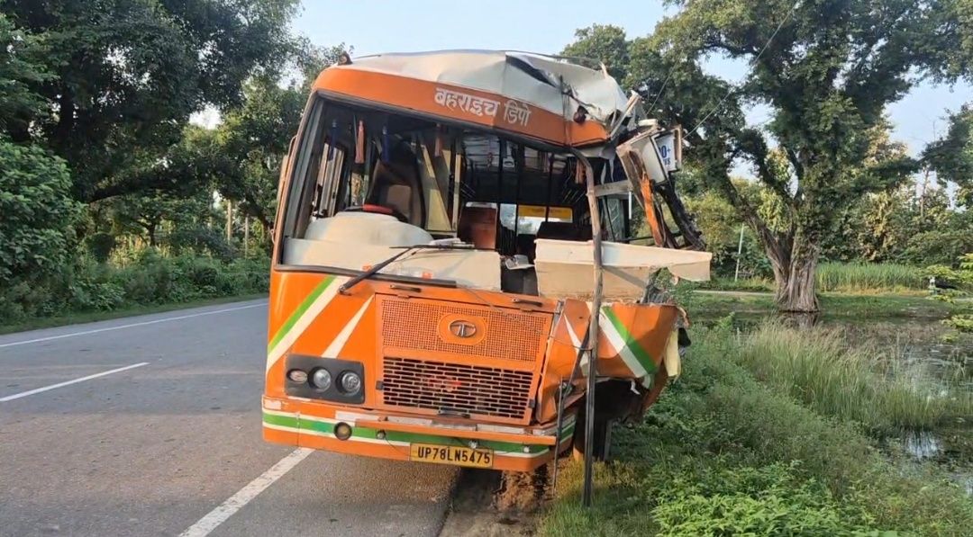 डंपर से टकराई कानपुर डिपो की रोडवेज बस, महिला परिचालक समेत 4 घायल