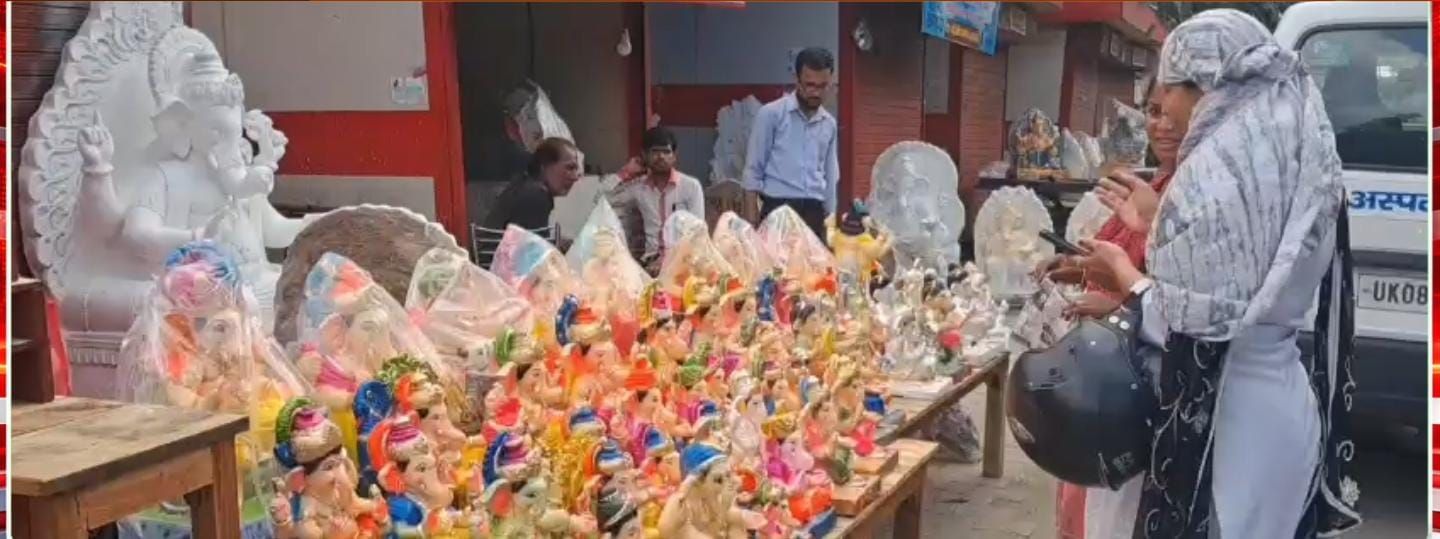 बाजारों में पहुंचीं आकर्षक प्रतिमाएं