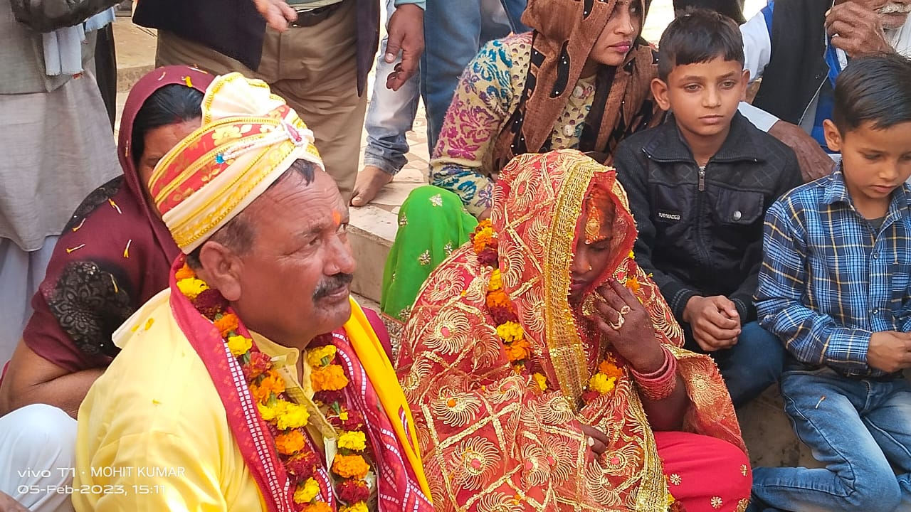 55 साल के बुजुर्ग ने हिदू रीति रिवाज से 23 साल की युवती से रिश्तेदारों की मौजूदगी में कामाख्या मंदिर में किया विवाह 