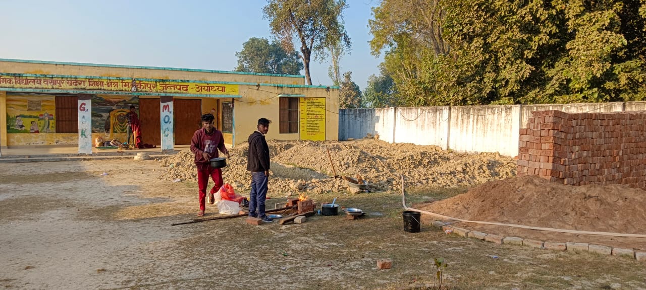 मिल्कीपुर:ठेकेदार से अतिरिक्त कक्ष निर्माण शुरू कराने का मामला गरमाया