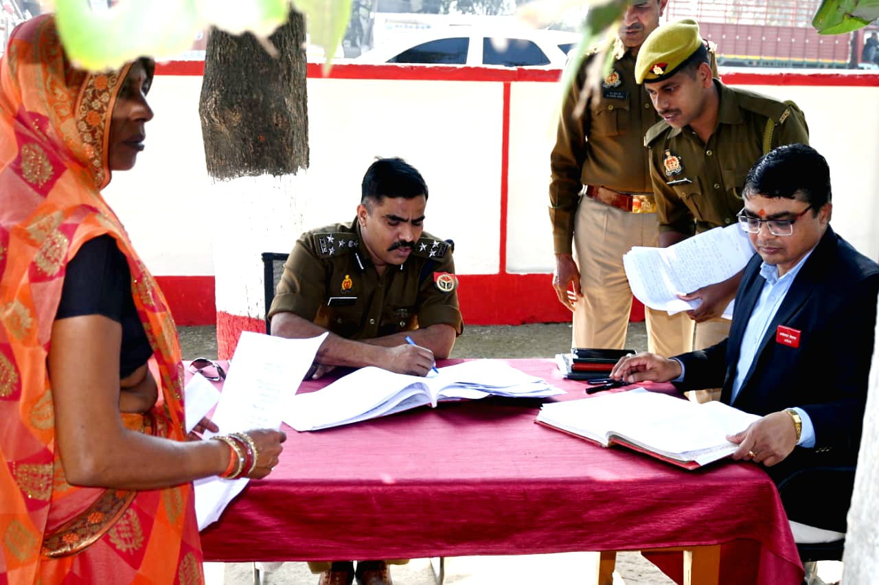 वरिष्ठ पुलिस अधीक्षक द्वारा रौनाही थाने का औचक निरीक्षण कर समाधान दिवस पर सुनी समस्याएं