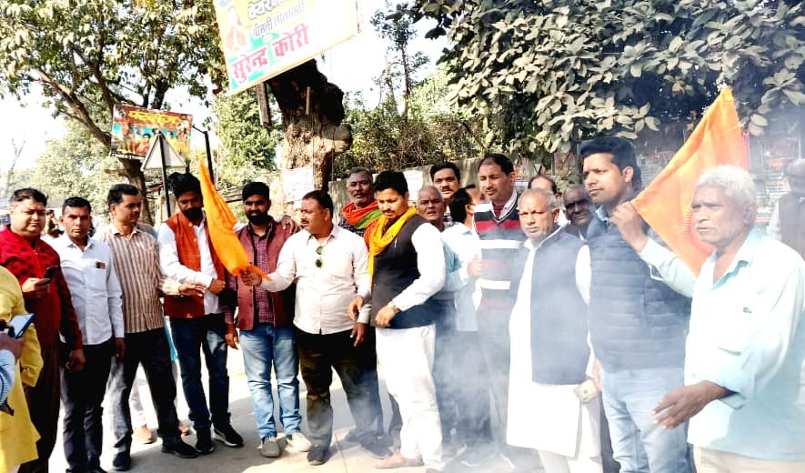 राम चरित मानस पर की गयी टिप्पणी से नाराज हिंदू संगठनो ने स्वामी प्रसाद मौर्या का फूकां पुतला तहसीलदार को सौपा ज्ञापन