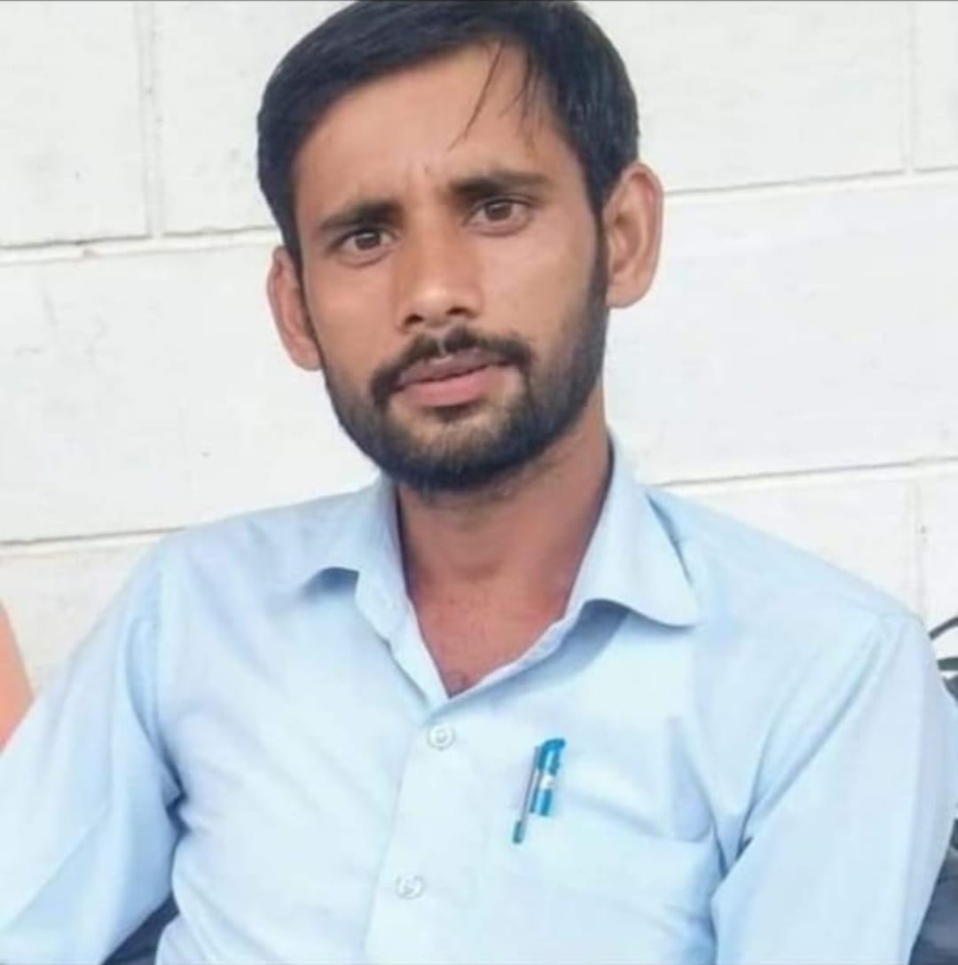 बाराबंकी : शिक्षक पर चढ़ा इश्क़ का खुमार अपनी ही शिष्या को लेकर हो गया फरार, गर्भवती पत्नी व दो नाबालिग पुत्रियों ने लगाई एसपी से गुहार