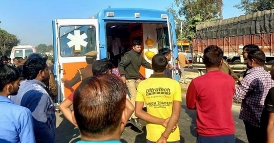 रुदौली: दर्दनाक सड़क हादसा:भीड़ में अनियंत्रित होकर घुसी पिकअप,चार लोगों की हुई मौत,मचा कोहराम