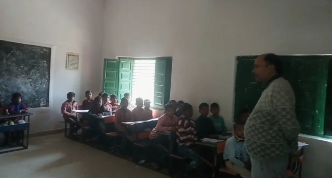 मवई: अध्यापक किताबों को आलमारी में न सजाएं : बीइओ