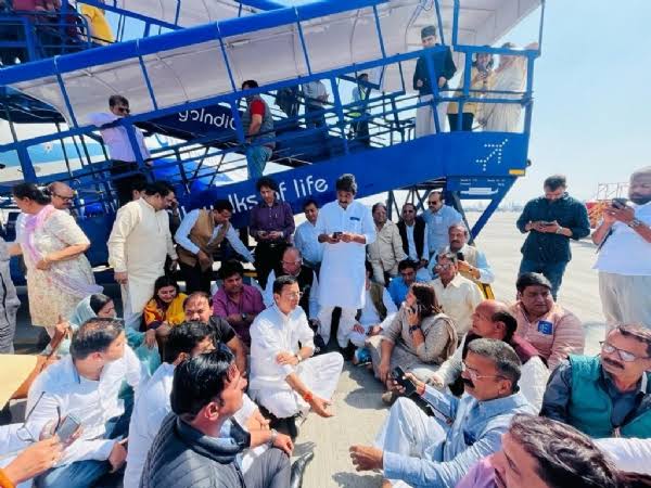 नई दिल्ली: पवन खेड़ा को बेवजह दिल्ली हवाई अड्डे पर रोका गया, जयराम रमेश