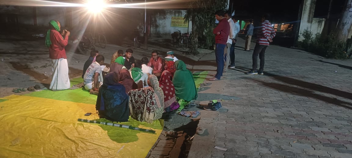 मवई: समस्याओं का समाधान नही,दूसरे दिन भी धरना अनावरत जारी