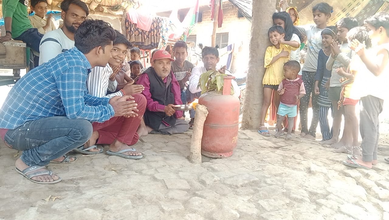 अयोध्या: गैस मूल्य वृद्धि पर ग्रामीणों के साथ सपा के दिव्यांग नेता पंडित समरजीत ने गैस सिलेंडर की आरती उतारकर जताया विरोध