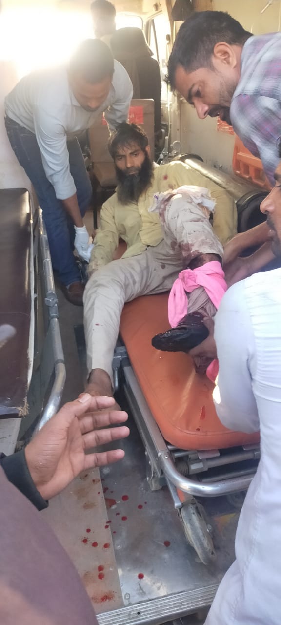 रुदौली,अयोध्या: खड़े ट्रक में डीसीएम व ट्रक ने मारी टक्कर दो गम्भीर,जिला अस्पताल रेफर