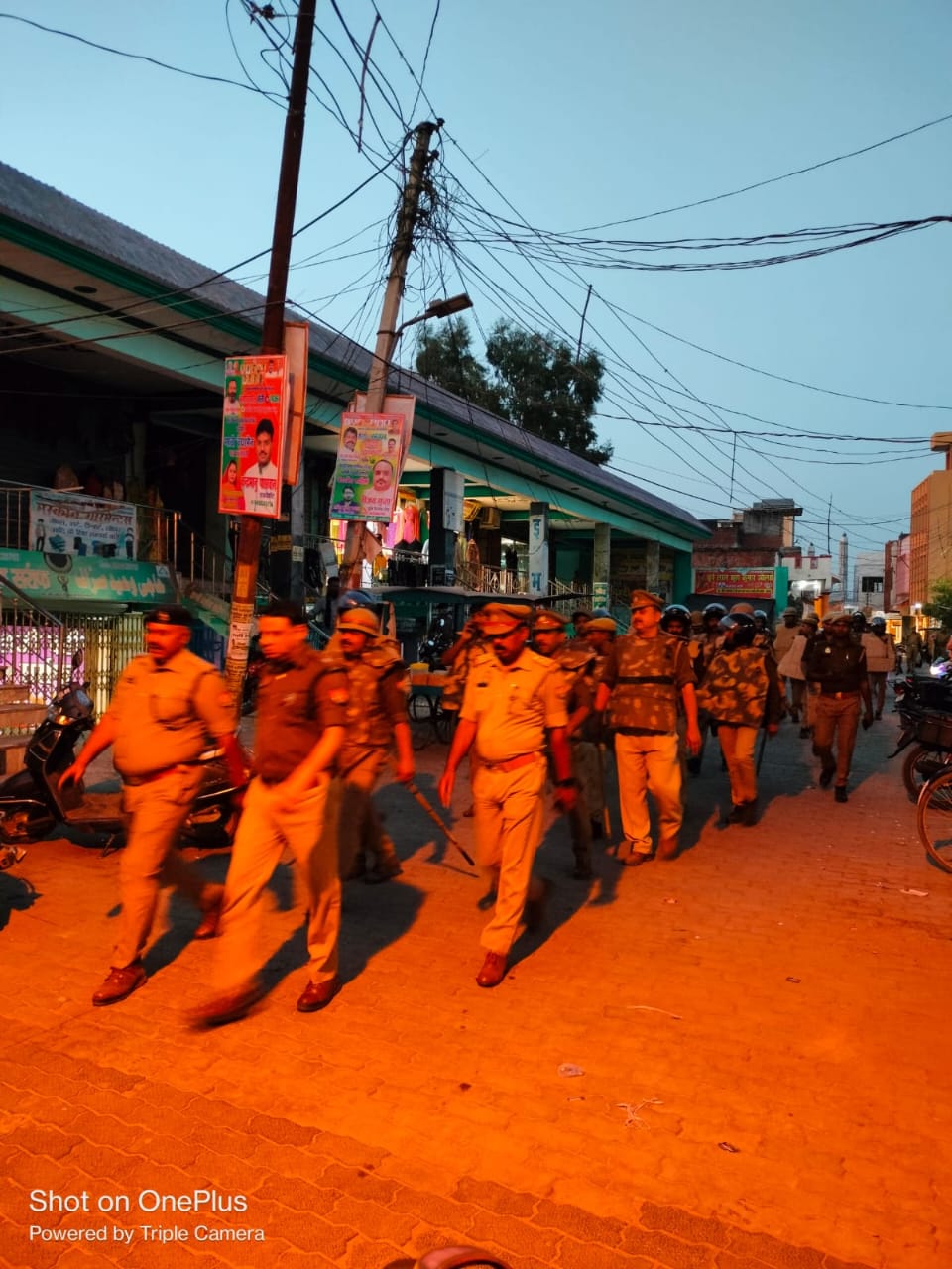 रुदौली: पुलिस अधीक्षक ग्रामीण व सीओ के नेतृत्व में क्षेत्र में किया पैदल गस्त