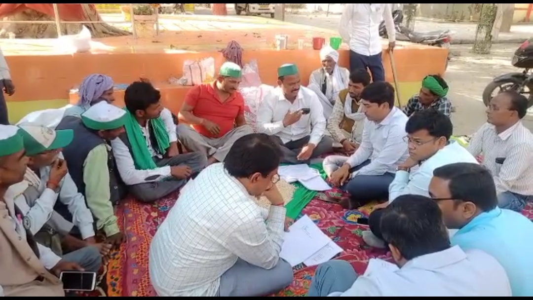 उपजिला अधिकारी के आश्वासन के बाद चौथे दिन मवई ब्लॉक में दो दिन के लिए स्थागित हुआ भाकियू का धरना प्रदर्शन 