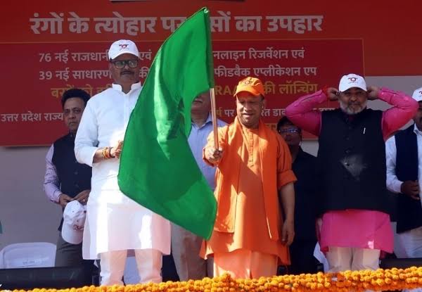 मुख्यमंत्री ने राजधानी एक्सप्रेस बस सेवा का हरी झण्डी दिखा कर किया शुभारम्भ