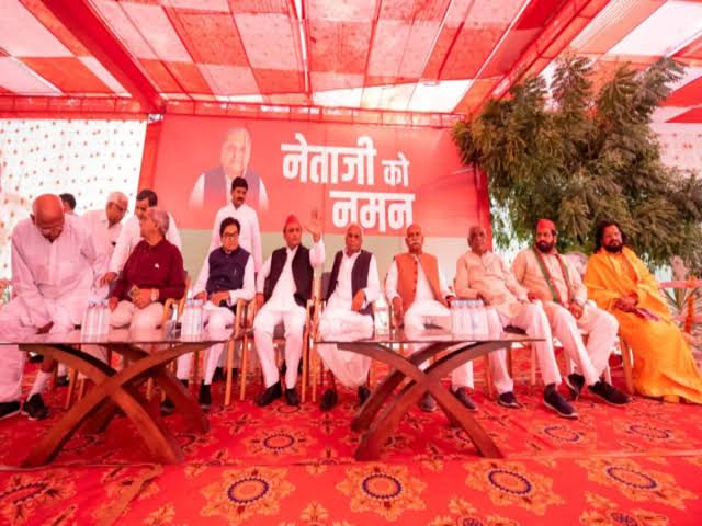 मुलायम सिंह के बिना सैफ‌ई में इस अंदाज में मनाई गई होली, अखिलेश यादव ने नहीं दिया कोई संबोधन