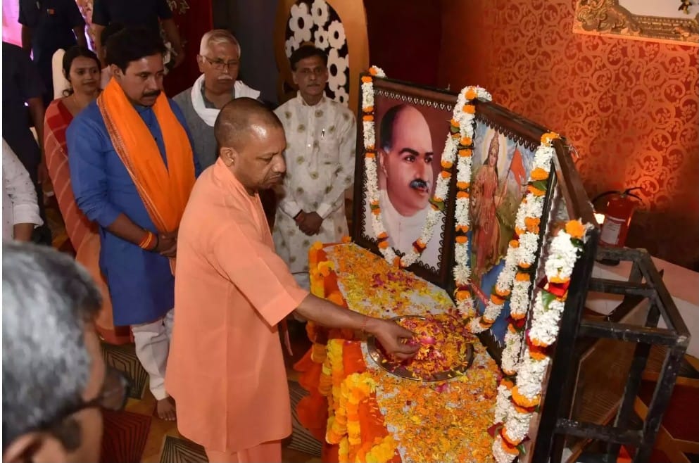 वाराणसी में गरजे सीएम योगी, कहा- अब UP में कोई माफिया सीना तानकर नहीं चलेगा