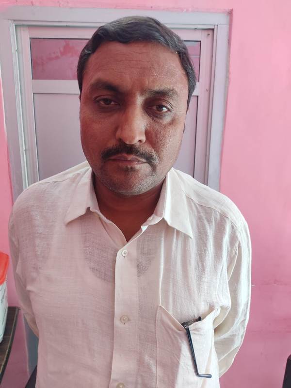 अयोध्या : मवई में एडीओ पंचायत 20 हजार रुपये रिश्वत लेते गिरफ्तार
