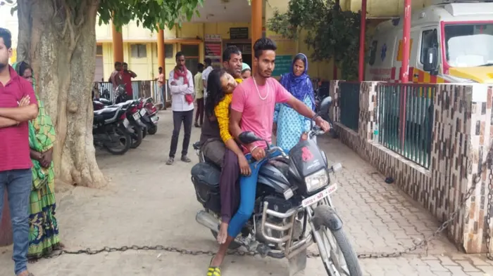 शर्मनाक: अस्पताल के वाहन में डीजल भराओ, तब ले जाओ गाड़ी, गोंडा में पिता बाइक से घर ले गया बेटी का शव