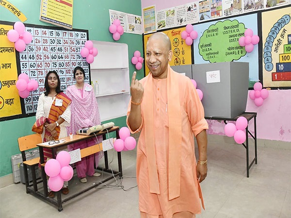 UP Nikay Chunav : 37 जिलों में वोटिंग जारी, सीएम योगी ने किया मताधिकार का प्रयोग