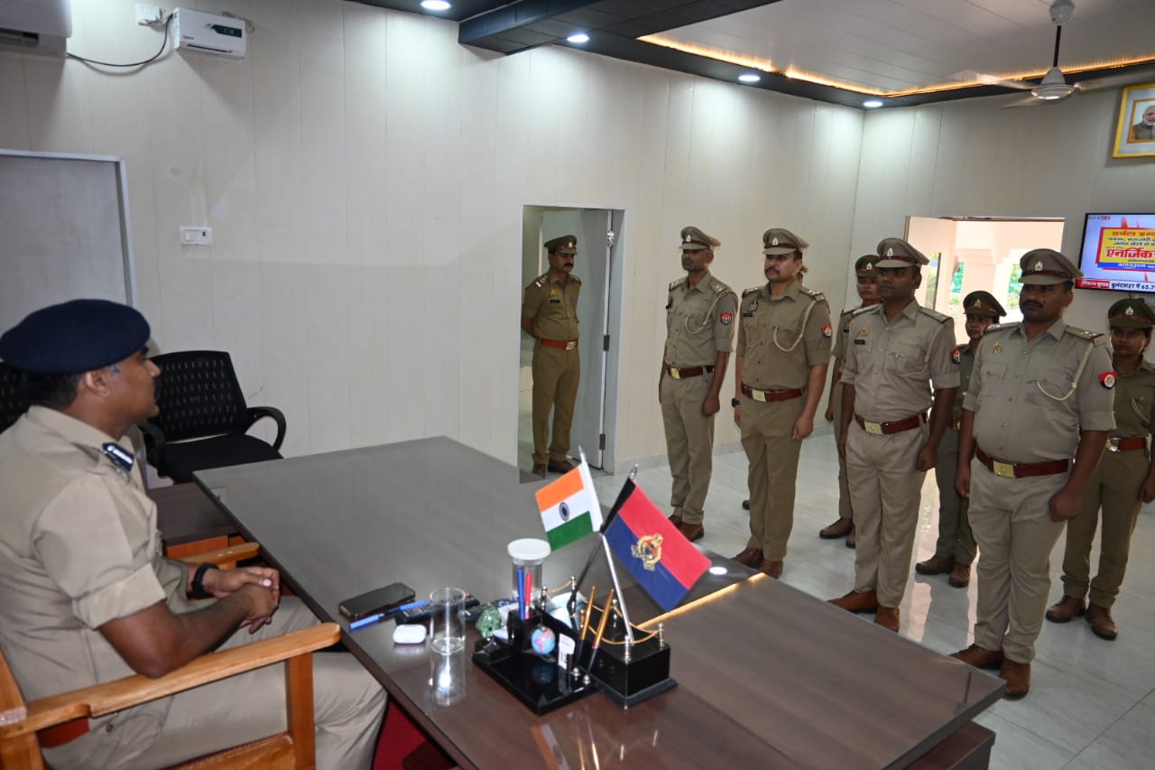 अयोध्या: बड़ी परेड की एसएसपी ने ली सलामी, डायल 112 और पुलिस लाइन का लिया जायजा