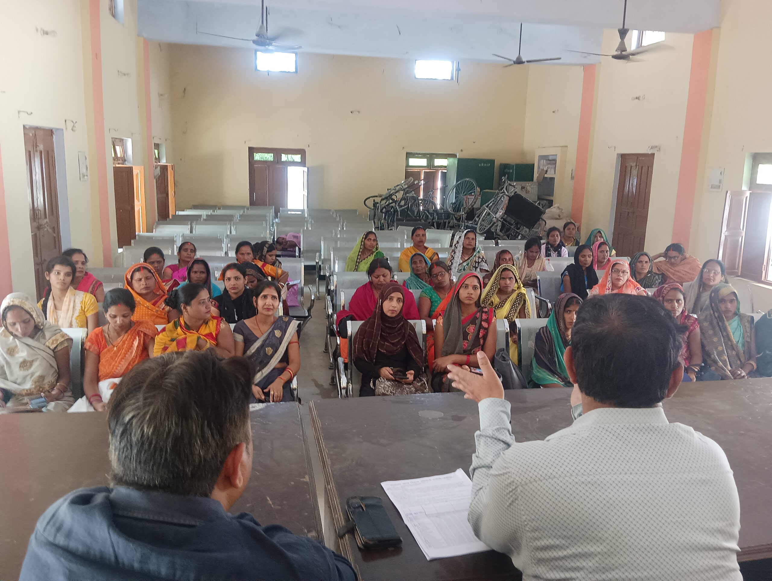रुदौली: ब्लाक परिसर में एकदिवसीय NRLM प्रशिक्षण में समूह सखी महिलाओ को दी गई जानकारी
