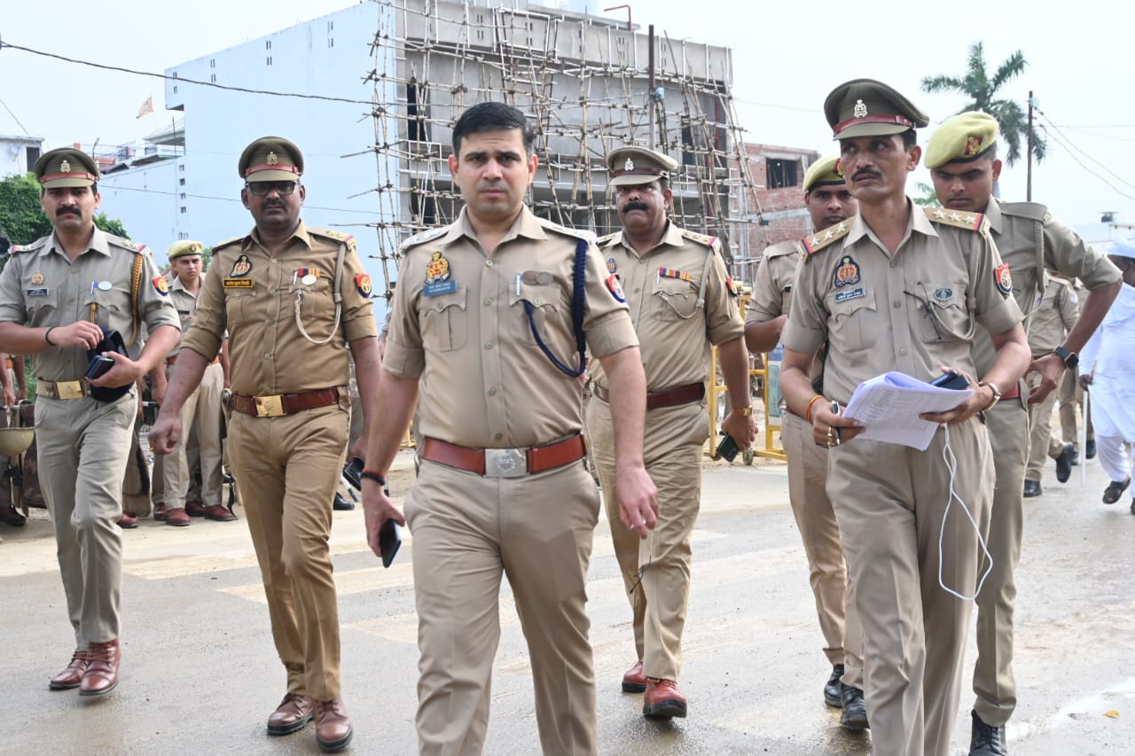 धूमधाम से मनाई जा रही बकरीद अयोध्या पुलिस बकरीद त्यौहार को लेकर कड़ी सुरक्षा व्यवस्था के साथ अलर्ट