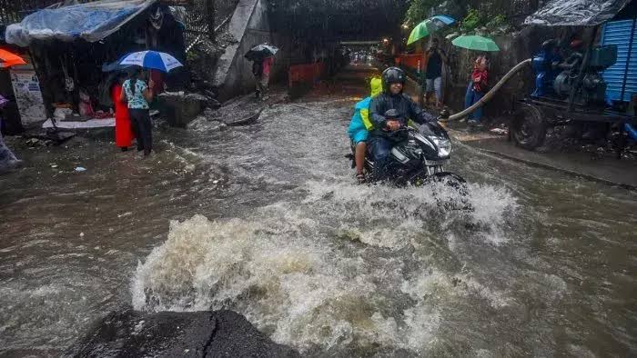 ठाणे और पालघर में भारी बारिश, दो लोग बहे