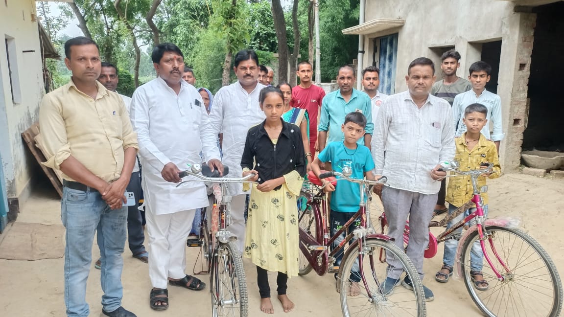 समाजसेवी संस्थान अयोध्या धाम ने नारायणपुर में स्कूली बच्चों को बांटे साइकिलें 