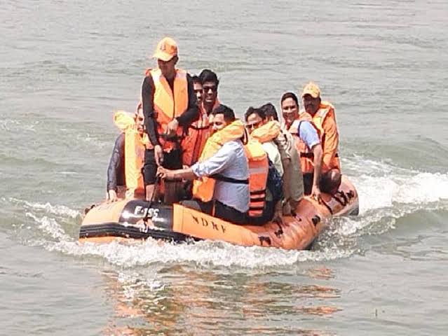 बाढ़ के पूर्व जिला प्रशासन की ओर से कराया गया मॉक ड्रिल