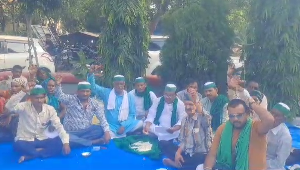 ज्वलंत समस्याओं को लेकर भाकियू कार्यकर्ताओं ने रुदौली तहसील प्रांगण में किया धरना-प्रदर्शन, तहसीलदार को सौंपा ज्ञापन