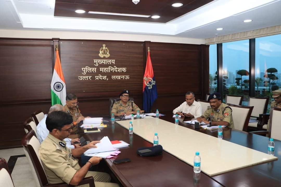 डीजीपी उत्तर प्रदेश विजय कुमार द्वारा समस्त पुलिस आयुक्त, परिक्षेत्रीय पुलिस महानिरीक्षक/उपमहानिरीक्षक के साथ महत्त्वपूर्ण अपराधों की समीक्षा की गयी एवं अपराध पर पूर्ण नियंत्रण कर आपराधिक तत्वों के विरुद्ध सख्त एवं वैधानिक कार्यवाही हेतु निर्देशित किया गया