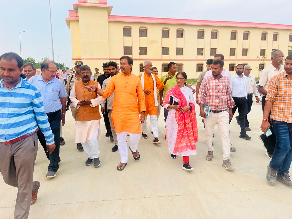 श्रम मंत्री ने अटल आवासीय विद्यालय का औचक निरीक्षण किया