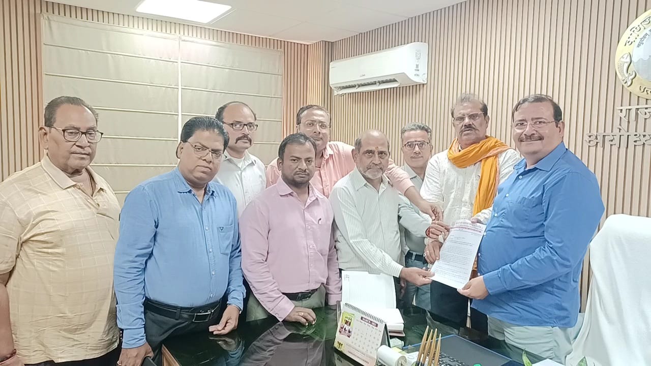 जीएसटी कमिश्नर को व्यापारियों ने सौंपा ज्ञापन 