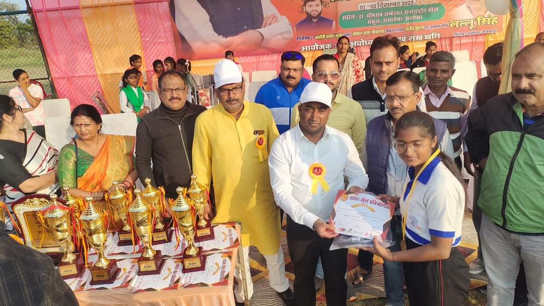 सांसद खेलकूद प्रतियोगिता में 100 मीटर की दौड़ में रेहान व काजल ने मैदान फतेह की, डीएम के हाथों हुए सम्मानित 