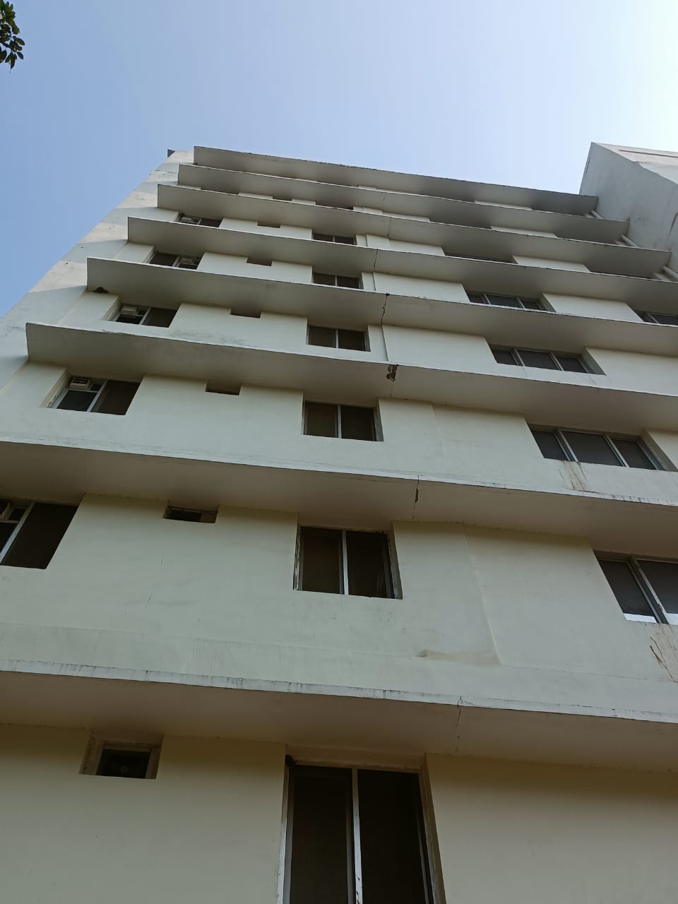 कचेहरी,अयोध्या: सिविल कोर्ट की बहुमंजिला बिल्डिंग में पड़ी दरार, हो सकता है हादसा