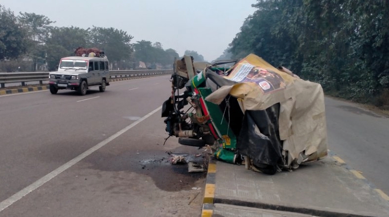 अज्ञात वाहन की टक्कर से ऑटो के उड़े परखच्चे, एक की मौत तीन घायल