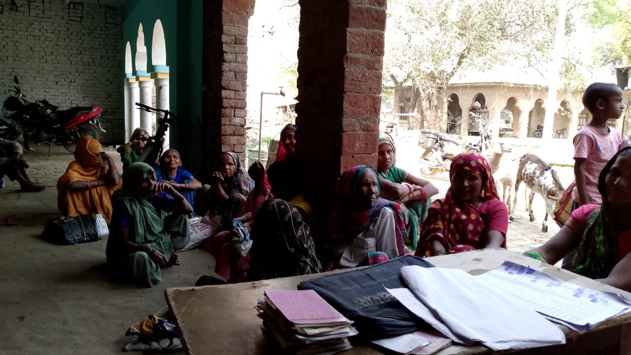 रुदौली में राशन वितरण की नई व्यवस्था कोटेदारों के लिए बनी सरदर्द, राशन लेने के लिए नेटवर्क के इन्तजार में बैठी महिलाएं