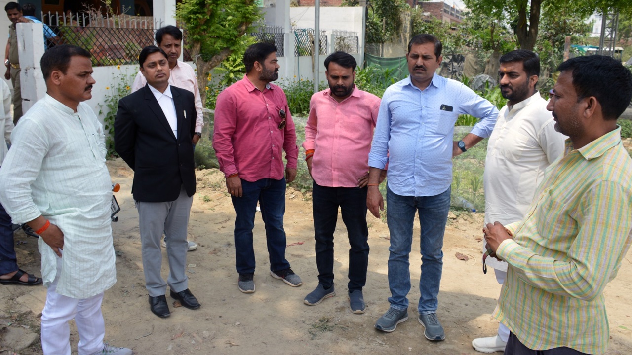 रुदौली ब्लॉक प्रमुख के आवास पर हुई फायरिंग, वाहनों में की तोड़फोड़, दो नामजद