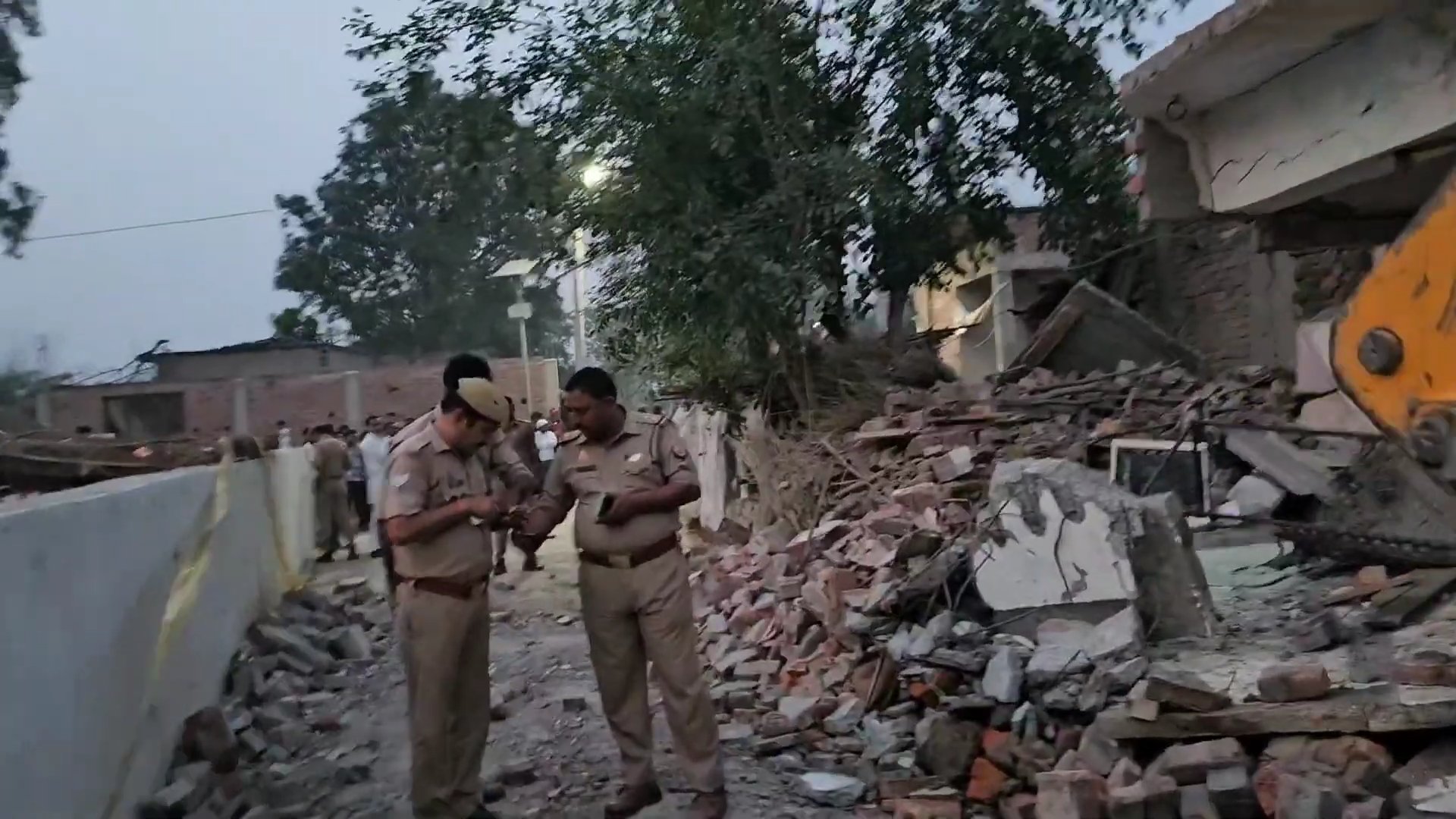 पगलाभारी गांव में तेज धमाके से उड़ा दो मंजिला मकान, एक की मौत-कई घायल, रेस्क्यू में जुटे जवान