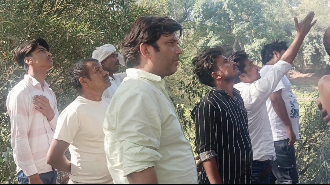 अल्हवाना गांव में अज्ञात कारणो से लगी आग को ग्राम वासियों के घंटों कड़ी मशक्कत के बाद काबू पाया