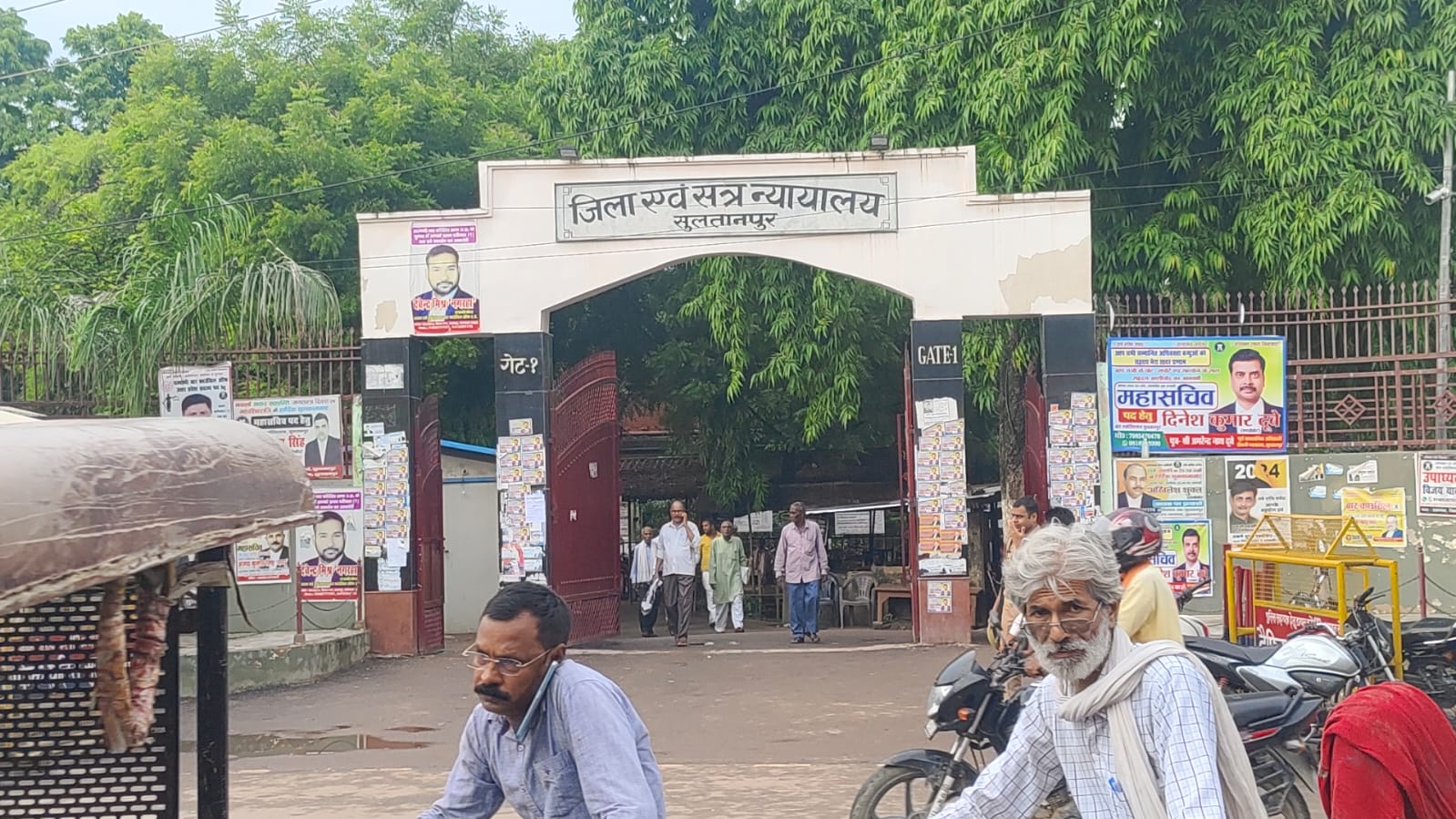 आम आदमी पार्टी के राज्य सभा सांसद व राष्ट्रीय प्रवक्ता संजय सिंह, पूर्व सपा विधायक अनूप संडा समेत पांच दोषियों के खिलाफ गिरफ्तारी वारंट जारी