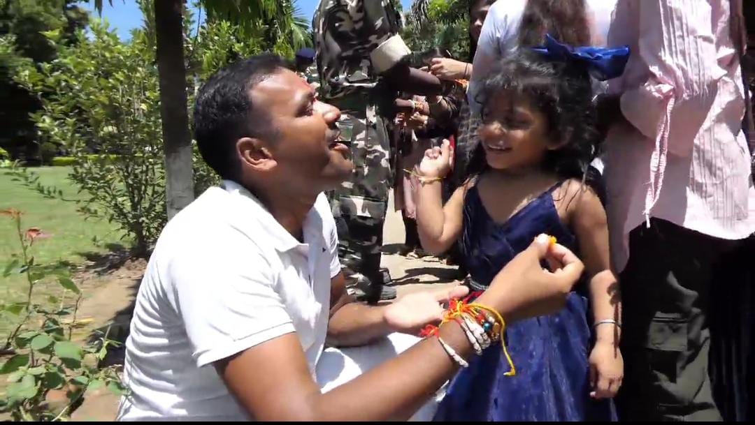सीमा के जवानों के कलाई पर बहनों ने बांधी राखी, हर्षोल्लास के साथ मनाया जा रहा रक्षाबंधन का त्यौहार