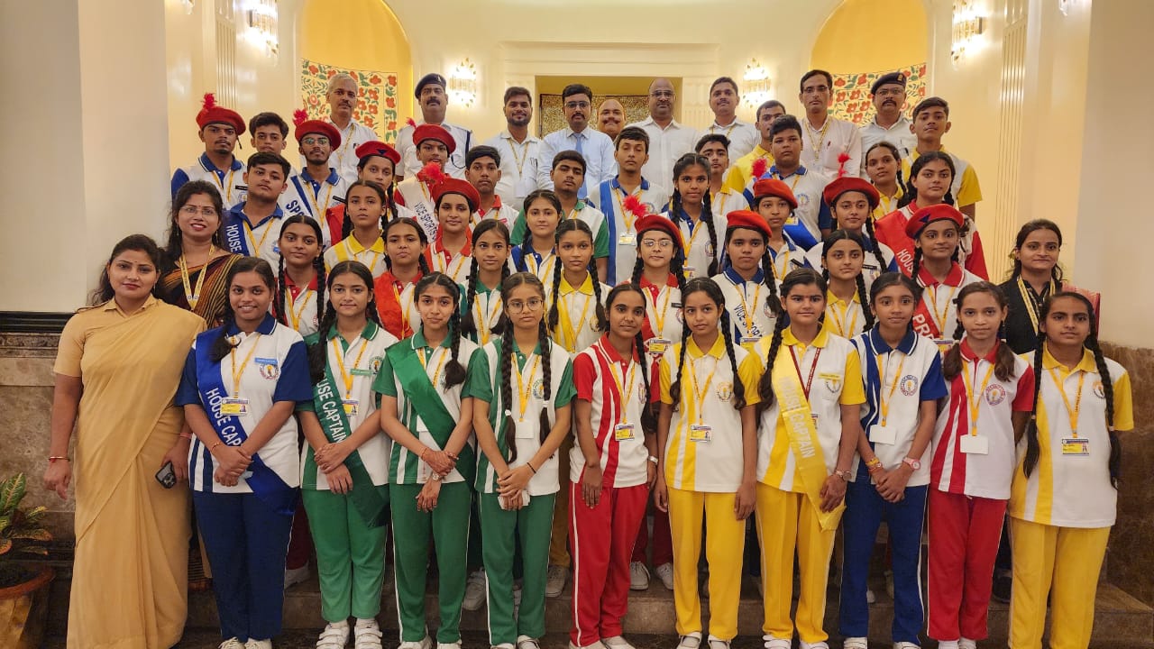 रुदौली के एलएसडीपी पब्लिक स्कूल के विद्यार्थियों ने विधानसभा का किया भ्रमण