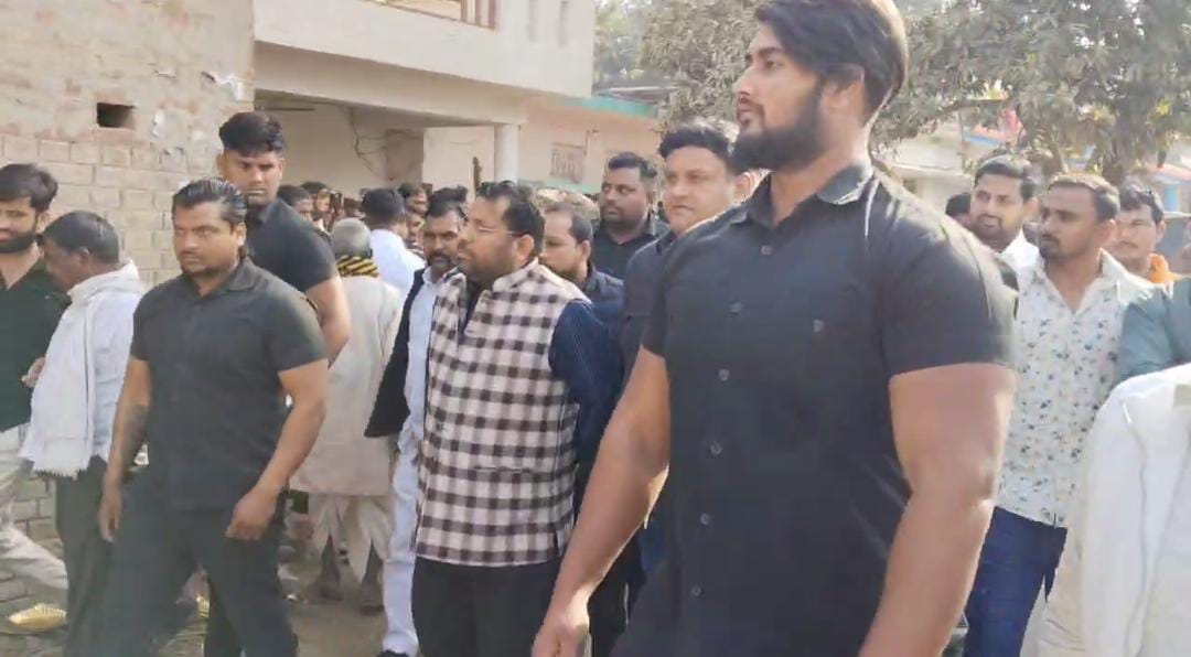 निषाद पार्टी नेता की आत्महत्या से राजनीतिक उबाल, विधायक सरवन निषाद का भारी विरोध