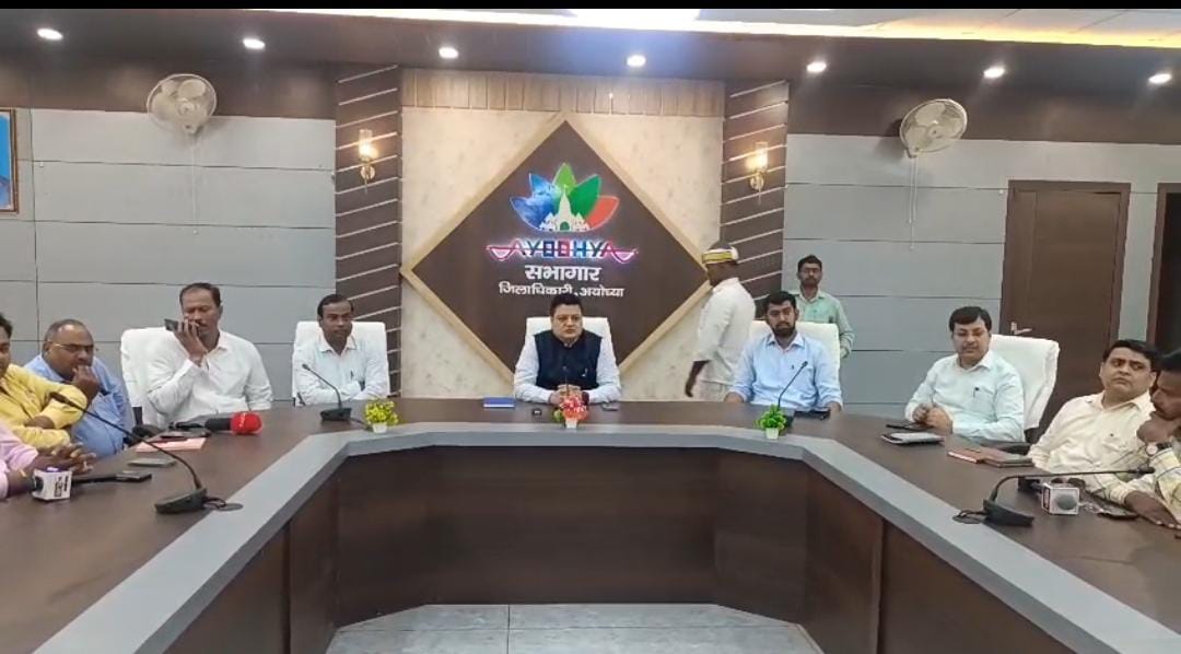 अयोध्या के नवागत जिलाधिकारी निखिल टीकाराम फुंडे ने कलेक्ट्रेट सभागार में प्रथम प्रेस वार्ता किया
