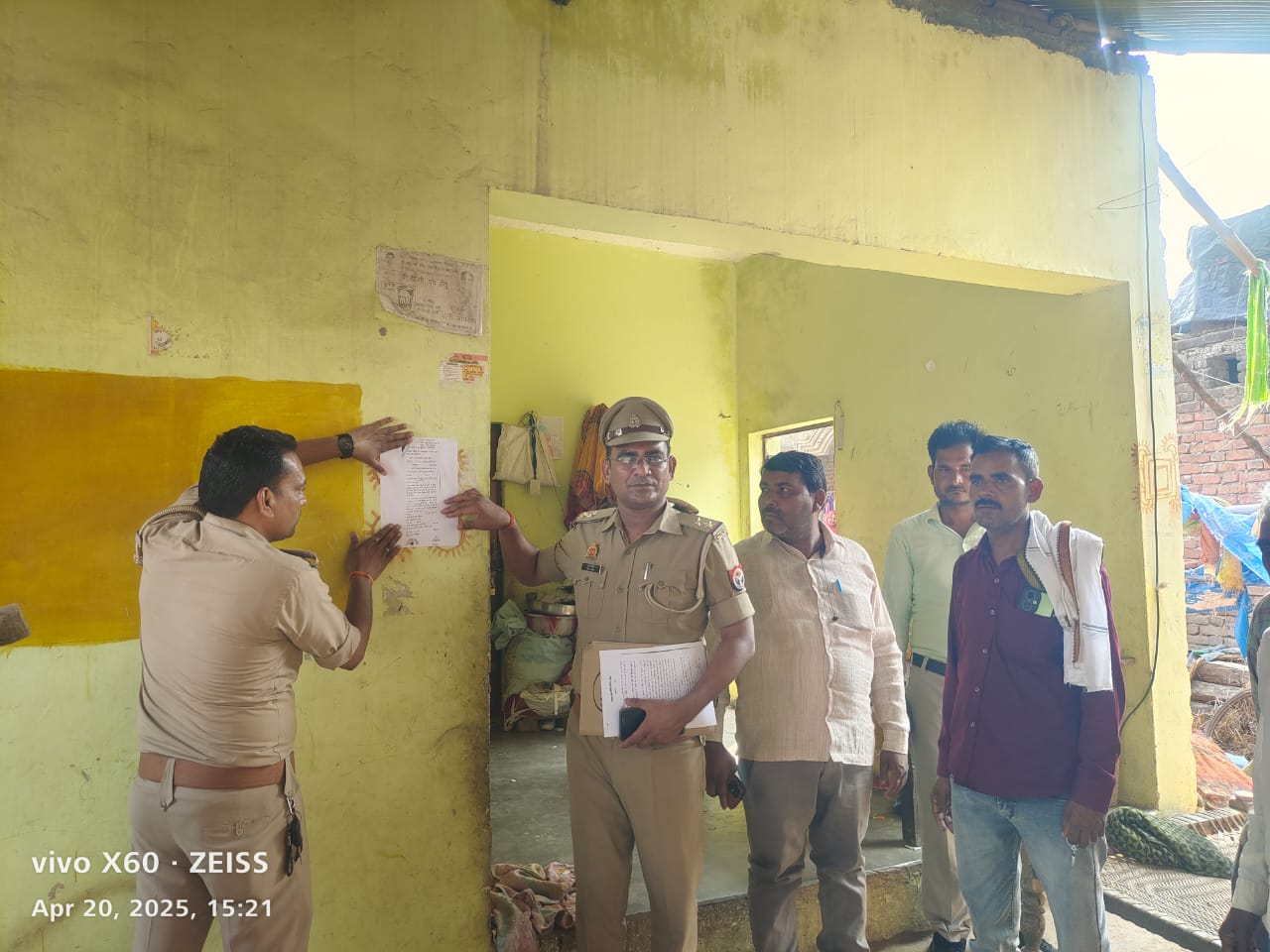बलात्कार के अभियुक्त के घर अदालत के आदेश पर पुलिस ने की कुर्की की कार्यवाही