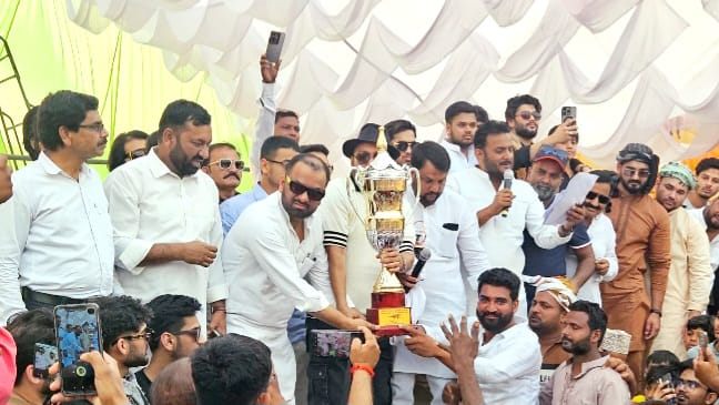 रौनाही की ऐतिहासिक घोड़ दौड़ प्रतियोगिता में प्रतापगढ़ के लकी सिंह का घोड़ा बाबर बना विजेता